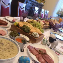 Uczta w gazdówce: bieszczadzkie smaki, kiełbasa, zupa, wędliny, winogrona i wielkanocne pisanki.