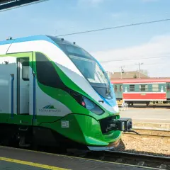 Nowoczesny pociąg z Podkarpacia czeka na pasażerów. Niedługo ruszy w podróż z Rzeszowa do Ustrzyk Dolnych.