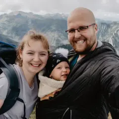Rodzina na tle górskich szczytów. Nawet z dzieckiem, zdobywanie Czerwonych Wierchów to nie lada trudność, ale radość jest ogromna!