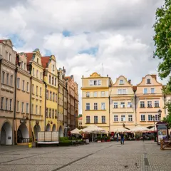 Kolorowe kamienice na rynku w Jeleniej Górze. Warto zobaczyć to urokliwe miejsce, gdzie można usiąść w kawiarni i podziwiać architekturę.