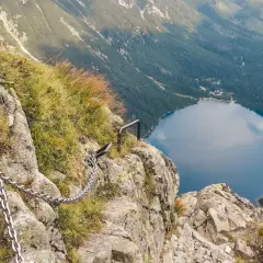 Łańcuchy ułatwiają przejście przez skalistą przełęcz pod Chłopkiem, z widokiem na jezioro Morskie Oko.