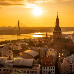 Zachód słońca nad Rygą. Widok na katedrę, most i nowoczesne budynki. Warto zobaczyć w Rydze to miasto pełne kontrastów.