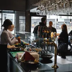 Gdzie zjeść w Rydze? Odkryj najlepsze miejsca na pyszne jedzenie