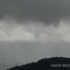 Mroczne chmury nad Bieszczadami. Gdy pada deszcz, warto poszukać schronienia w przytulnej karczmie lub zwiedzić lokalne muzeum.