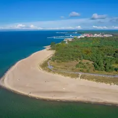 Piękna plaża i las na Helu. Zobacz port, latarnię i miasteczko. Idealne miejsce na wakacje.