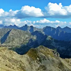 Majestatyczne Tatry, skaliste zbocza i ostre szczyty. Widok z szlaku na Zawrat zapiera dech w piersiach.