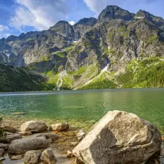 Morskie Oko, Tatry. Wyobraź sobie, że zostawiasz rower przy brzegu i zanurzasz się w krystalicznie czystej wodzie.