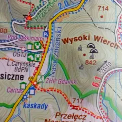 Fragment mapy Bieszczad z zaznaczoną trasą do jaskini w Nasicznem. Widoczne szczyty Wysoki Wierch i Przełęcz.