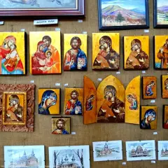 Ikony religijne w galerii sztuki synagoga. Obrazy przedstawiają Matkę Boską z Dzieciątkiem, świętych i krajobrazy.