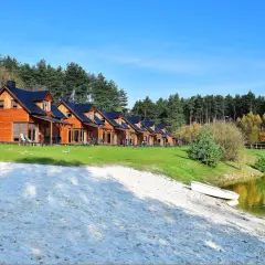 Drewniane domki nad jeziorem, idealne miejsce, gdzie na ryby z noclegiem. Piękna plaża i las.
