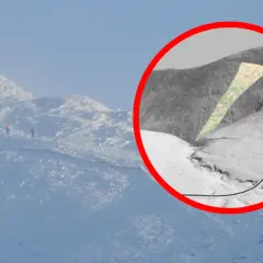 Zimowy krajobraz Karkonoszy z narciarzami. W czerwonym okręgu mapa z zaznaczoną trasą, która może być niebezpieczna, niczym rynna śmierci.