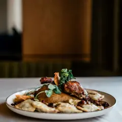 Pyszne pieczone mięso z dodatkami i pierogami. Idealne miejsce, gdzie dobrze zjeść w Giżycku.