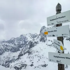 Szpiglasowa Przełęcz i szlak na Morskie Oko. Wskazówki drogowe w Tatrach.