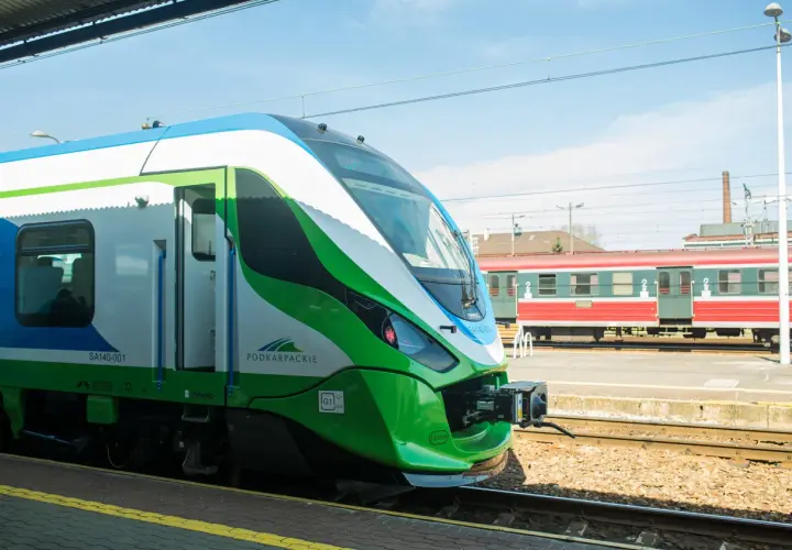 Nowoczesny pociąg z Podkarpacia czeka na pasażerów. Niedługo ruszy w podróż z Rzeszowa do Ustrzyk Dolnych.
