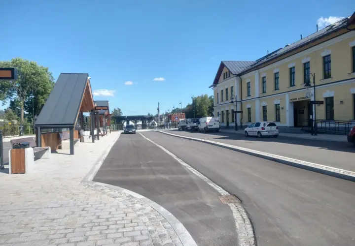 Nowy dworzec autobusowy w Zakopanem, obok starego Smokowca. Czekam na bus.
