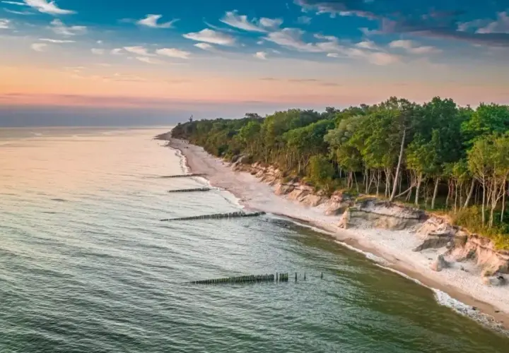 Ile za nocleg nad morzem? Tanie opcje i najlepsze lokalizacje