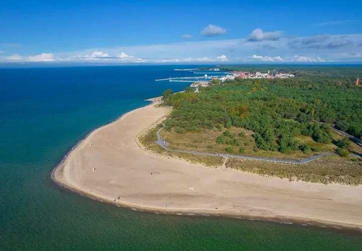 Piękna plaża i las na Helu. Zobacz port, latarnię i miasteczko. Idealne miejsce na wakacje.