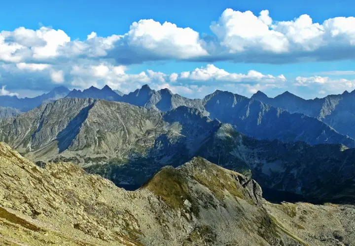 Majestatyczne Tatry, skaliste zbocza i ostre szczyty. Widok z szlaku na Zawrat zapiera dech w piersiach.