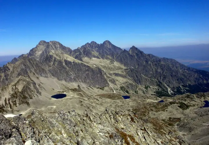 Majestatyczne Tatry z licznymi szczytami, jeziorami i skalistymi graniami. Trudno policzyć, ile jest szczytów w Polsce, ale ten widok zapiera dech.