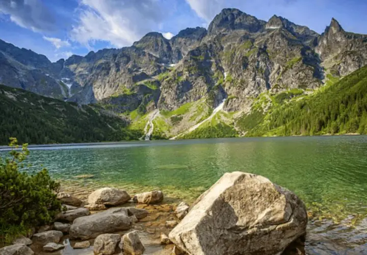 Morskie Oko, Tatry. Wyobraź sobie, że zostawiasz rower przy brzegu i zanurzasz się w krystalicznie czystej wodzie.
