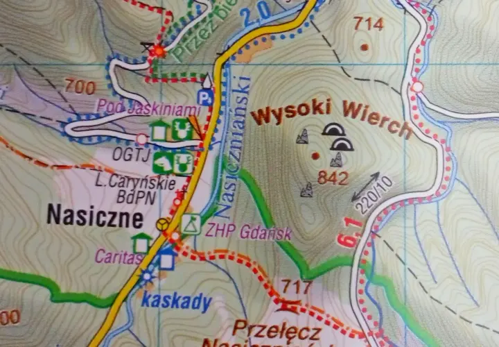 Fragment mapy Bieszczad z zaznaczoną trasą do jaskini w Nasicznem. Widoczne szczyty Wysoki Wierch i Przełęcz.