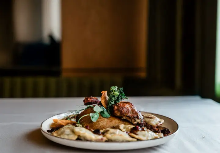 Pyszne pieczone mięso z dodatkami i pierogami. Idealne miejsce, gdzie dobrze zjeść w Giżycku.