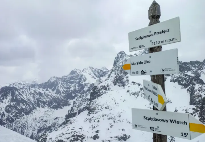 Szpiglasowa Przełęcz i szlak na Morskie Oko. Wskazówki drogowe w Tatrach.