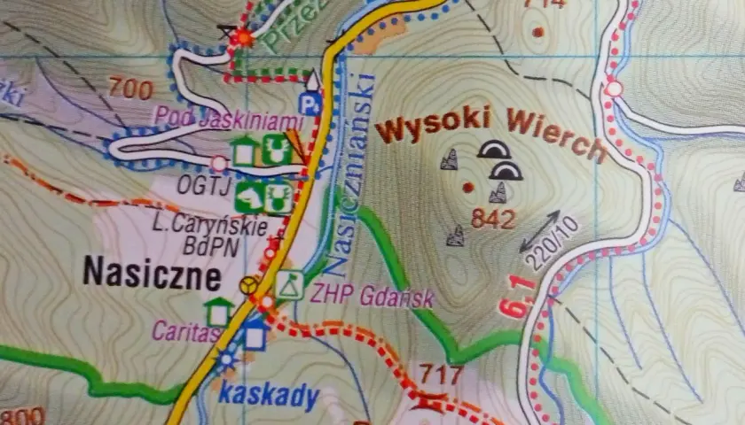 Fragment mapy Bieszczad z zaznaczoną trasą do jaskini w Nasicznem. Widoczne szczyty Wysoki Wierch i Przełęcz.
