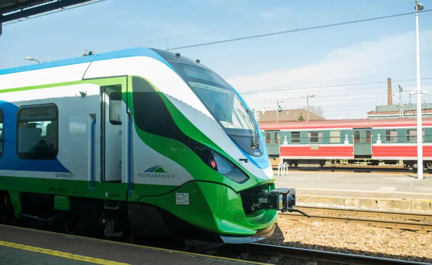 Pociąg Rzeszów-Ustrzyki: Rozkład, ceny, czy kursuje?