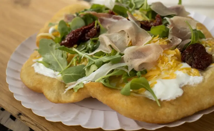 Gdzie zjeść w Węgierskiej Górce? Odkryj najlepsze lokale gastronomiczne