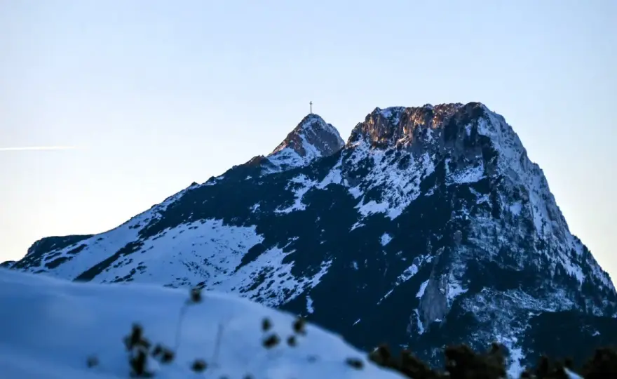 Zimowe Tatry: Bezpieczne szlaki, sprzęt i porady dla turystów