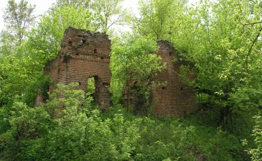 Ruiny dworku Stroińskich: Historia, lokalizacja i zwiedzanie