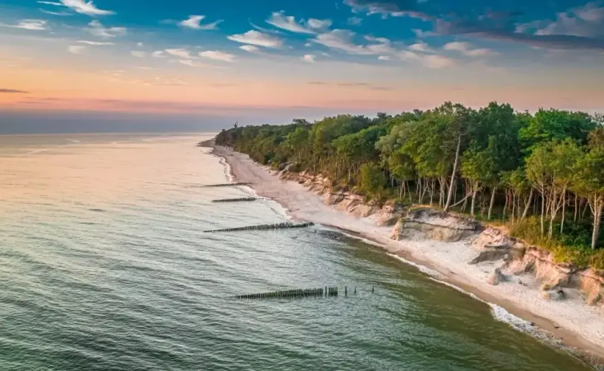 Ile za nocleg nad morzem? Tanie opcje i najlepsze lokalizacje