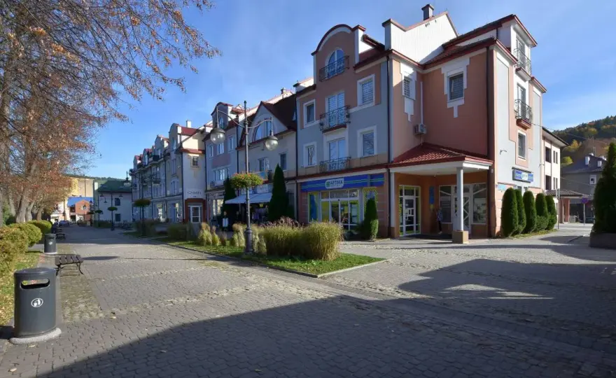 Rynek w Ustrzykach Dolnych: Serce Bieszczad i Twój Punkt Startowy