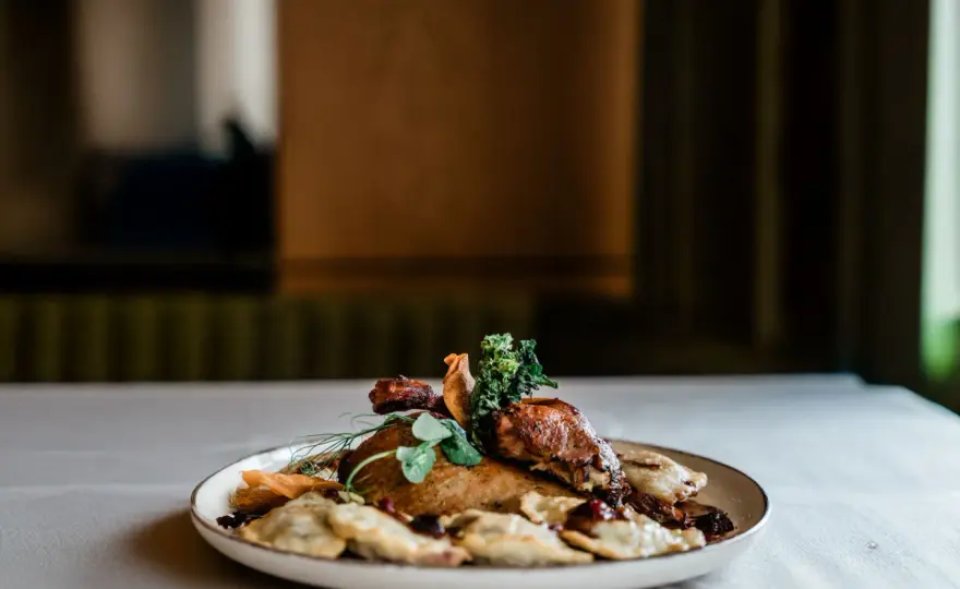 Gdzie zjeść w Giżycku? Najlepsze restauracje i smaki Mazur