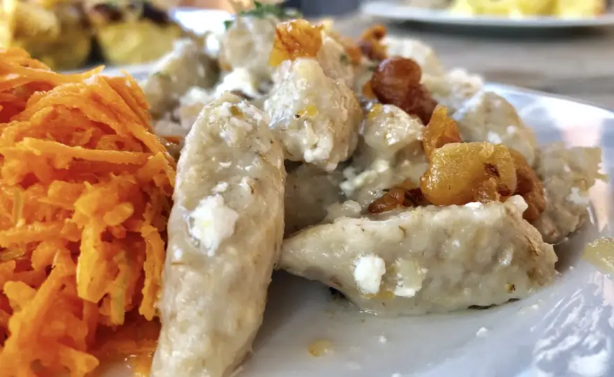 Gdzie zjeść w Ustrzykach Dolnych? Polecane restauracje i smaki