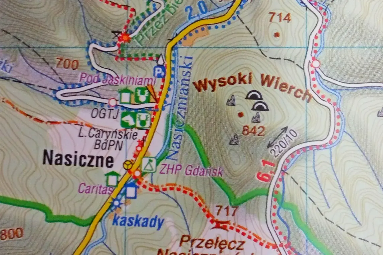 Fragment mapy Bieszczad z zaznaczoną trasą do jaskini w Nasicznem. Widoczne szczyty Wysoki Wierch i Przełęcz.
