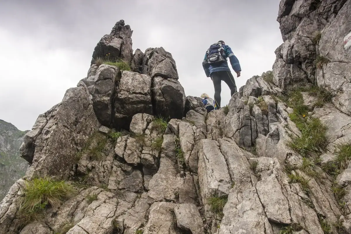Wspinaczka skalnym szlakiem w Dolinie Strążyskiej. Widok na Giewont z perspektywy turystów.