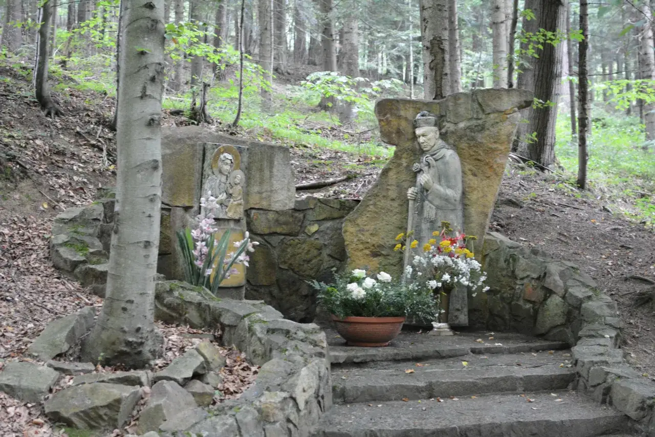 Kamienne rzeźby Matki Boskiej z Dzieciątkiem i świętego w lesie, miejsce pielgrzymkowe w Komańczy.