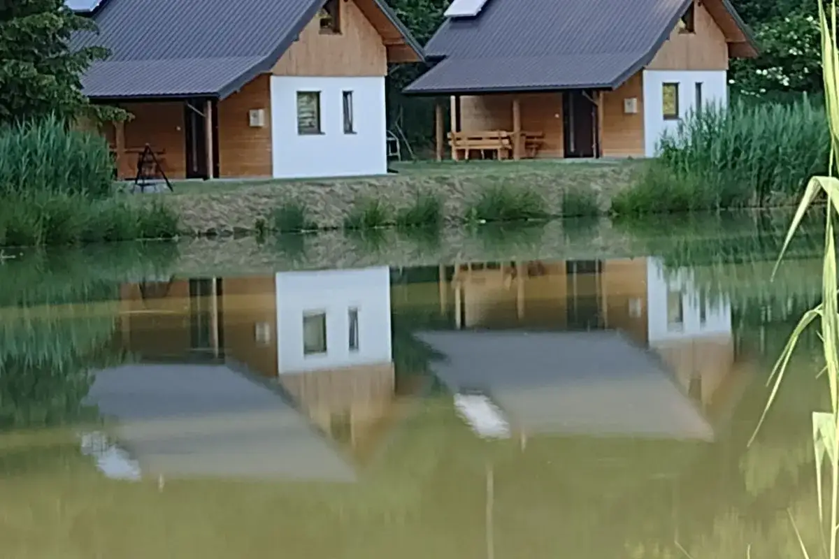 Dwa domki nad wodą, idealne miejsce, gdzie na ryby z noclegiem.