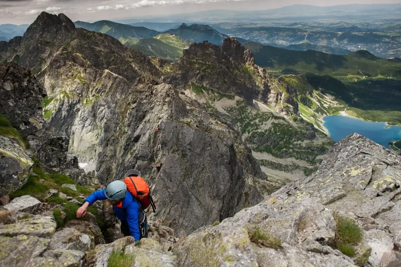 Wspinaczka po skalistych tatry wysokie szlaki, z widokiem na jezioro i doliny.