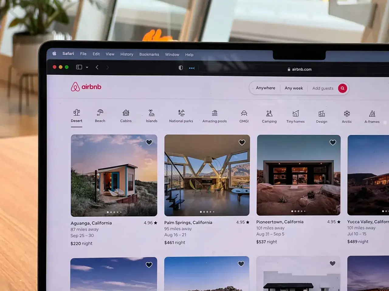 Strona Airbnb pokazuje oferty noclegów, gdzie najlepiej rezerwować noclegi. Widoczne są domki, apartamenty i inne unikalne miejsca.