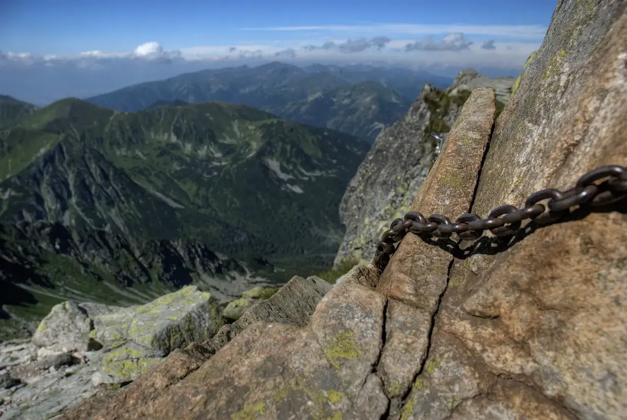 Łańcuchy ułatwiają drogę na szczyt. Widok na Tatry z trasy, która może być najłatwiejszym szlakiem na Świnicę.