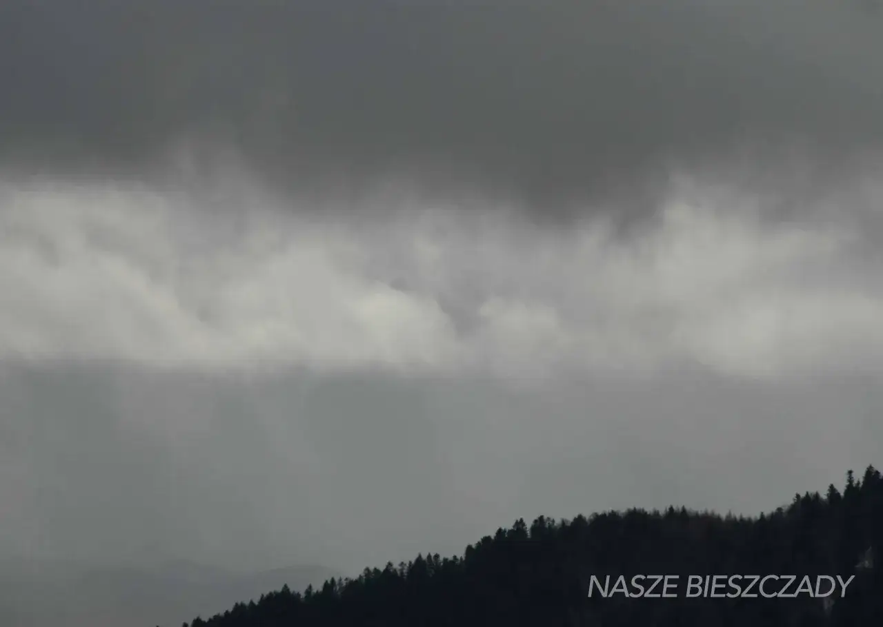 Mroczne chmury nad Bieszczadami. Gdy pada deszcz, warto odwiedzić lokalne muzea lub schronić się w karczmie.