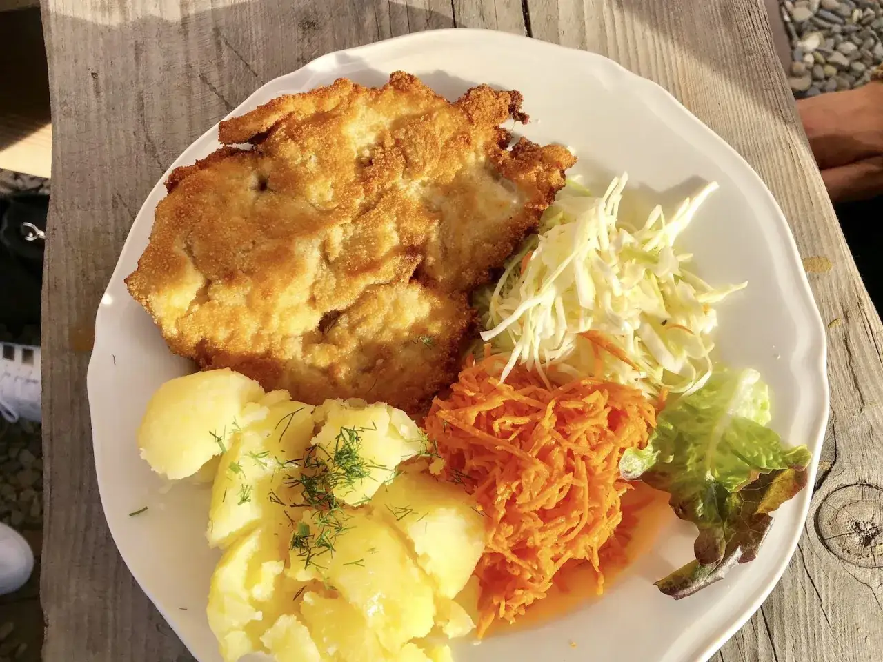 Pyszny obiad w Ustrzykach Dolnych: panierowany kotlet, ziemniaki z koperkiem, surówka z marchewki i kapusty. Idealne miejsce, by zjeść!