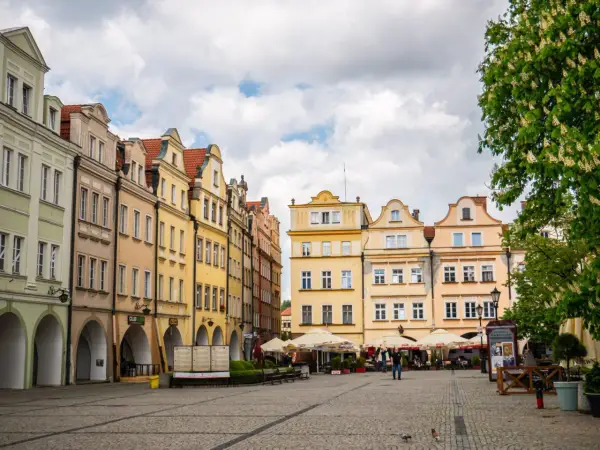Kolorowe kamienice na rynku w Jeleniej Górze. Warto zobaczyć to urokliwe miejsce, gdzie można usiąść w kawiarni i podziwiać architekturę.